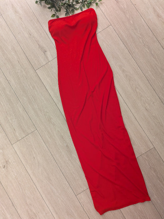 robe longue bustier . colorie rouge photo a plat.