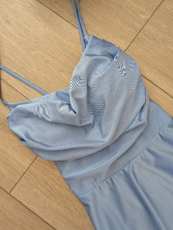 Robe patineuse satin bleu ciel . photo détail devant