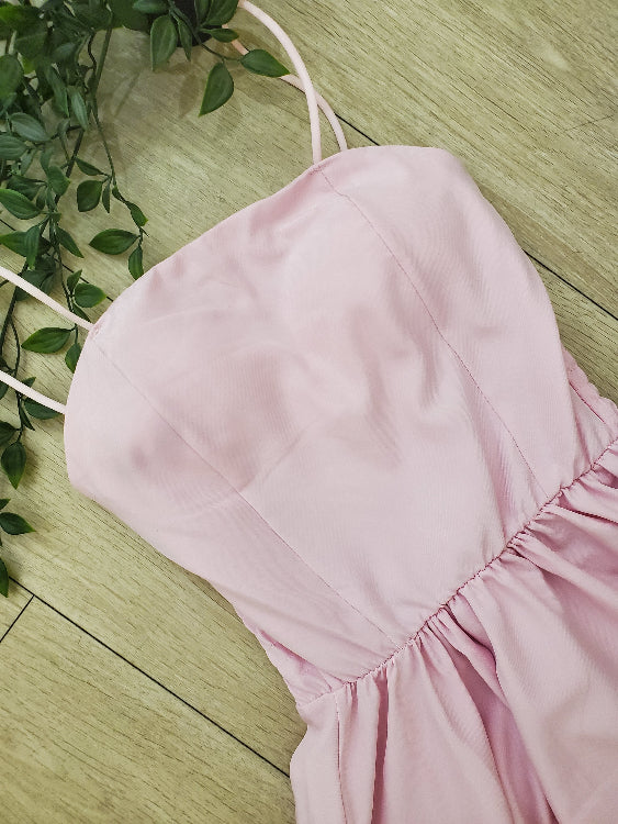Robe longue bustier . colorie rose pale photo détail. 