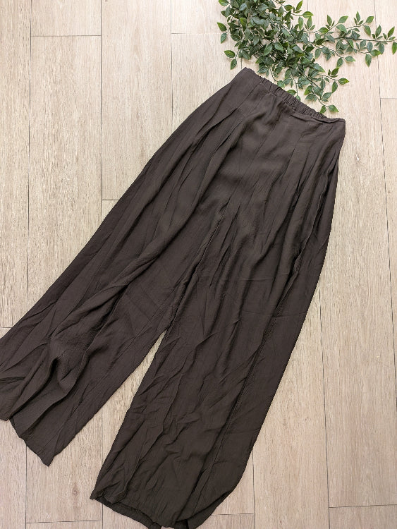 Pantalon large effet lin. Photo a plat. Colorie marron . 
