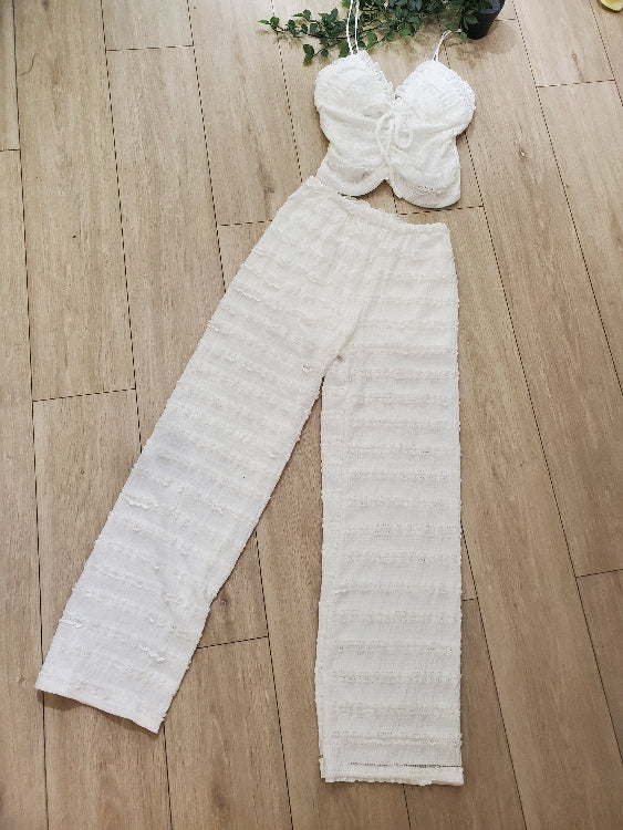 ensemble tissus effet froufrou. Photo a plat colorie blanc.