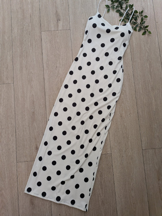 Robe longue débardeur en tissus blanc a pois noir. Photo a plat. 