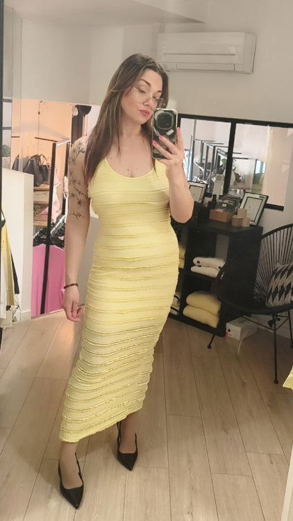 Robe longue en tissus effet froufrou. dos nue. Photo porté colorie jaune. 