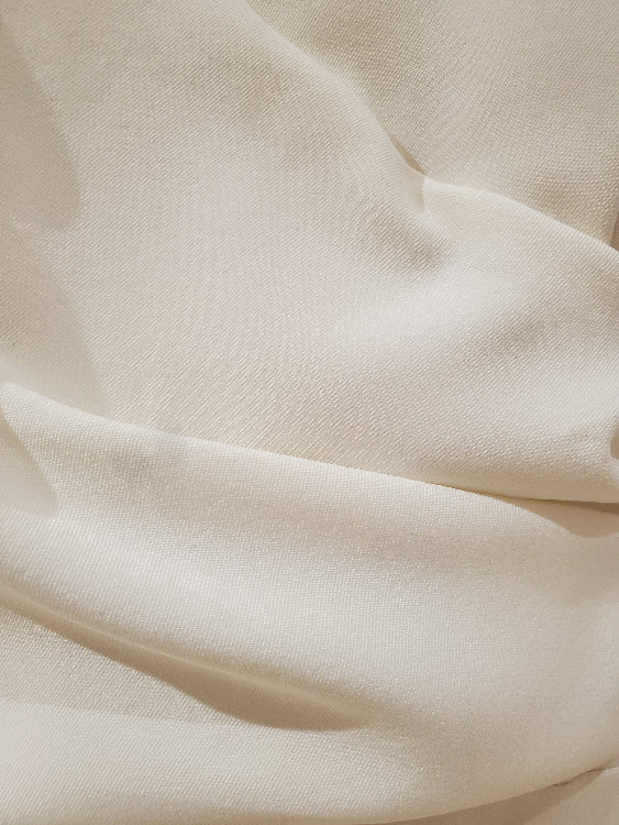 Robe de cérémonie longueur midi. colorie blanc. Photo détail.