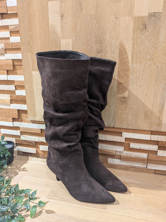 bottes froncées en nubuck a petit talon colorie marron. 