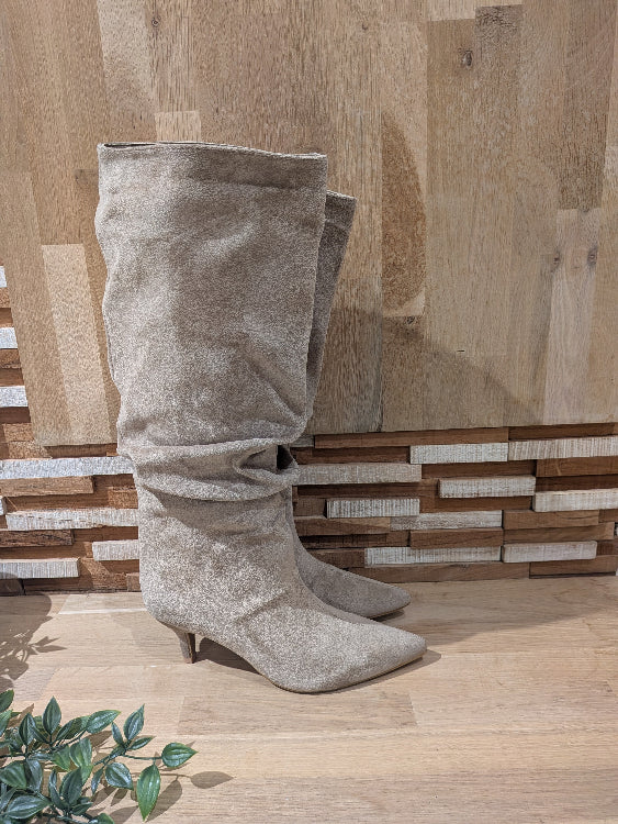 bottes froncées en nubuck a petit talon colorie beige 