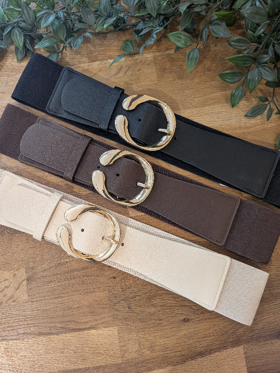 ceinture élastique boucle doré. Photo a plat colorie noir, marron, beige.
