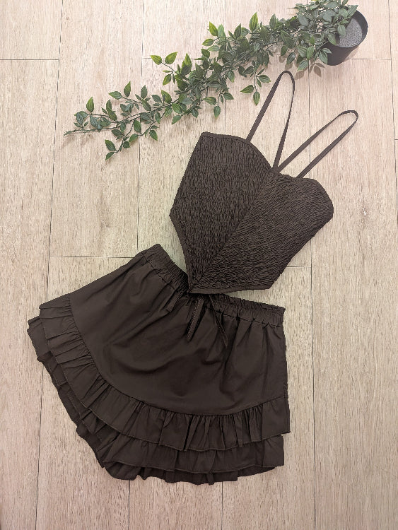 Ensemble top smocké + jupe short. photo a plat colorie marron 