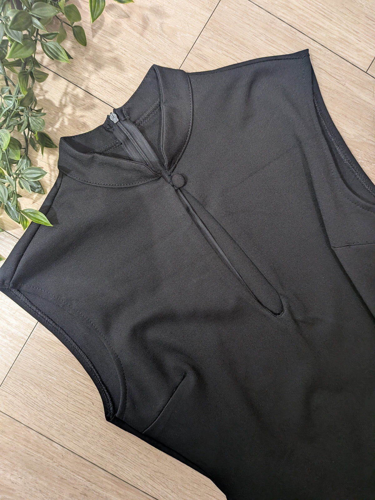 Robe décolleté goute. photo a plat colorie noir