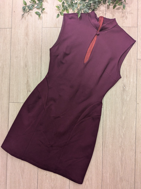 Robe décolleté goute. photo a plat colorie  bordeaux