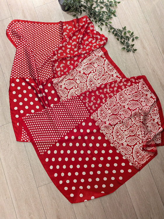 Foulard en satin rouge a motifs blanc pois et bandanas. 