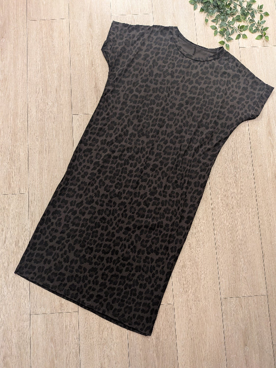 Robe t-shirt imprimé léopard. colorie marron. photo a plat.  