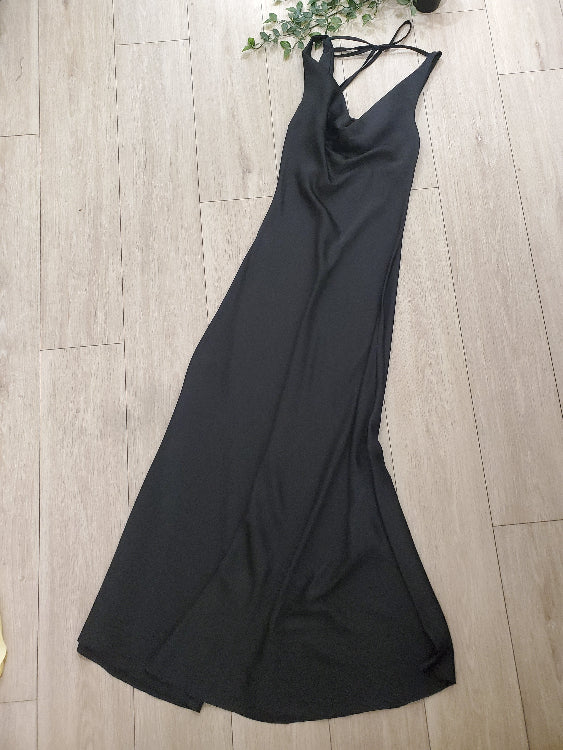 Robe longue en satin drapé dos nue. Colorie noir. photo a plat. 
