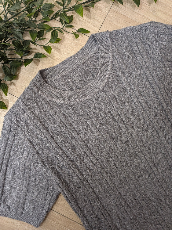 Pull fin torsadé manches courtes. colorie gris photo a plat.