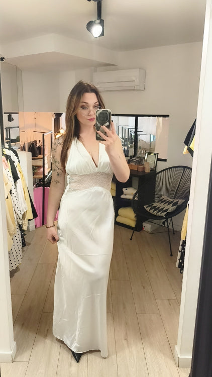 Robe longue en satin et dentelle . Photo porté colorie Blanc.