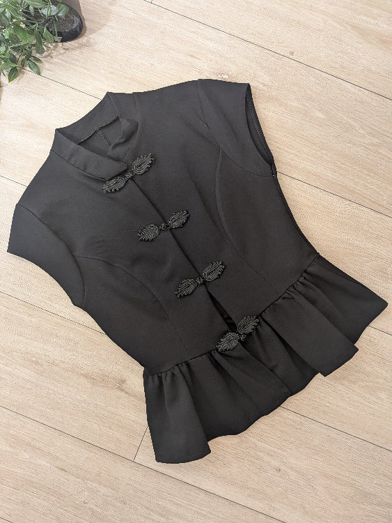 Top Qipao volanté. photo a plat colorie noir. 