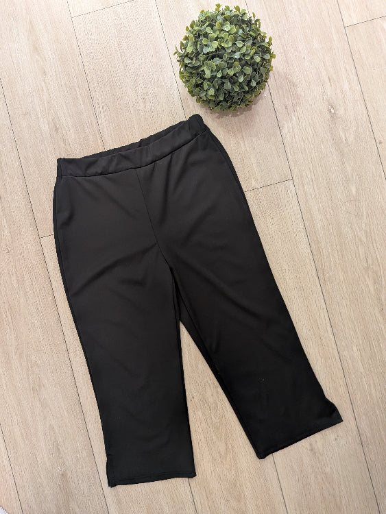 Pantalon Capri colorie noir. Photo a plat