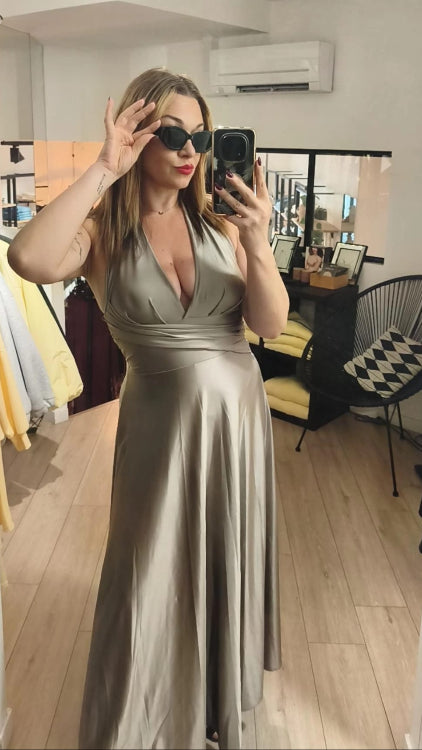 Robe longue en satin drapé colorie taupe. 
