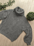 Pull V col roulé gris. photo a plat. 
