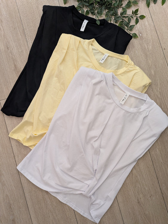 T-shirt sans manches drapé. Colories noir, Jaune, Blanc. Photo a plat