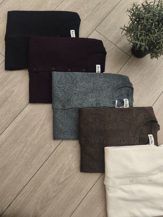 Gilet fin col rond . photo plié colorie noir, bordeau, gris , marron , ecru. 