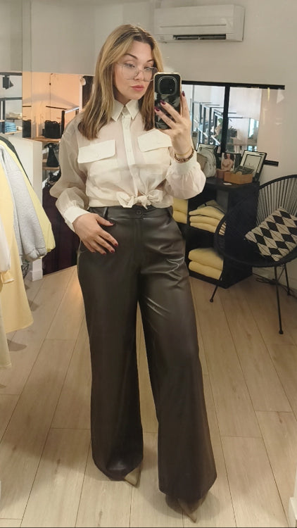 pantalon droit en simili cuir marron. photo porté.