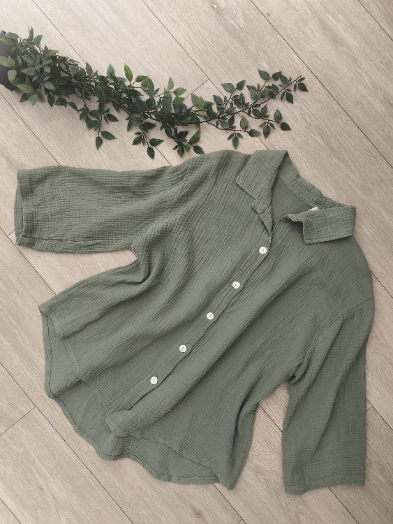 Chemise en gaz de coton . photo a plat colorie kaki