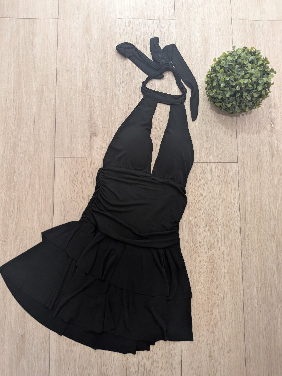 Robe courte dos nue a volant . photo a plat colorie noir