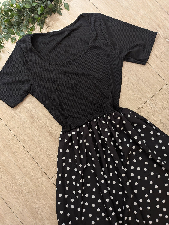 Robe longue bi-matière a pois blanc sur fond noir. Photo a plat. 