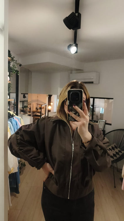 Blouson manches froncées marron . photo porté. 