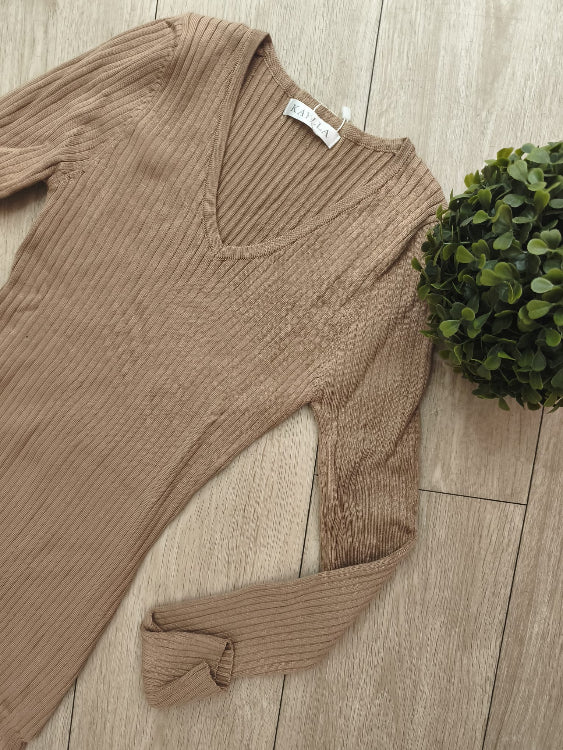 Robe pull chaussette en maille côtelé. colorie beige. photo détail