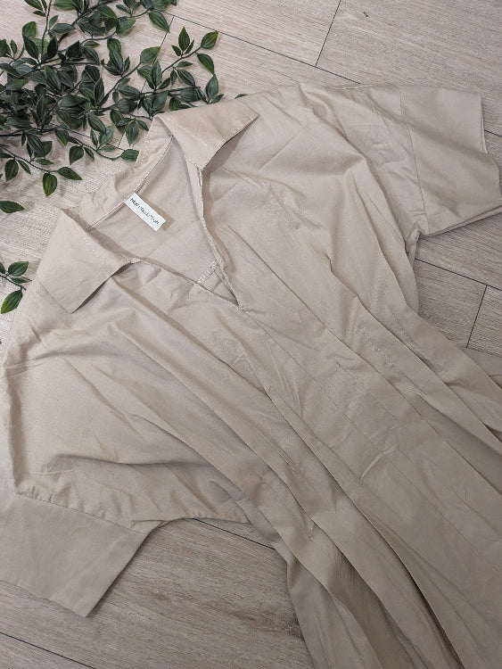 Robe chemise longue . photo a détail. colorie beige.