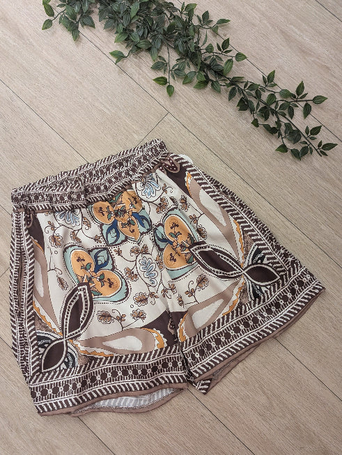 ensemble foulard composé d'un short et d'un top manche longue. photo du short colorie beige