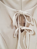 Robe patineuse col noué. colorie beige . photo détail. 