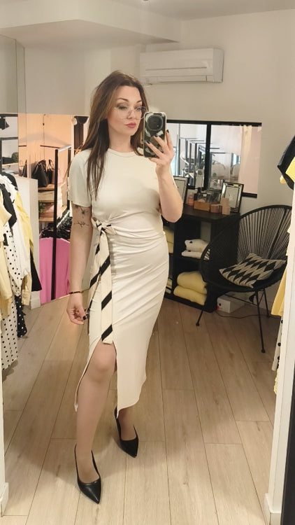 Robe T-shirt longue nœud foulard a la taille. Photo porté . Colorie beige