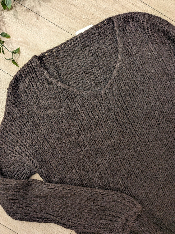 Pull V colorie marron . photo a plat.