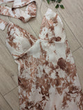 Robe longue en satin imprimé marbre. colorie Beige.