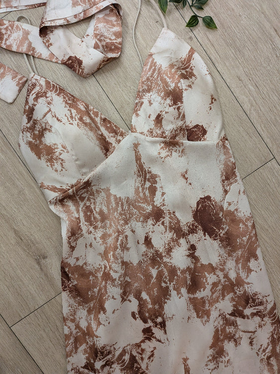 Robe longue en satin imprimé marbre. colorie Beige.