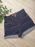 Short en jean brut foncé avec revers. photo a plat devant. 