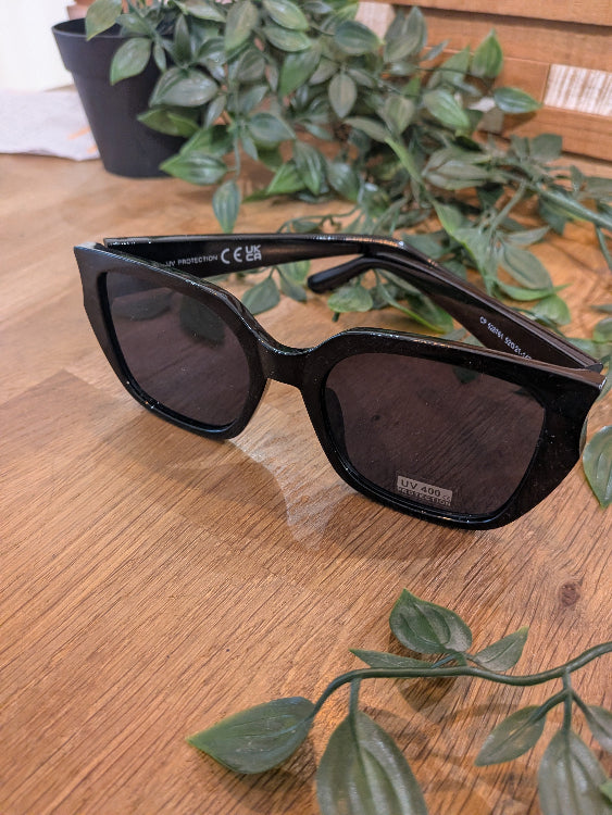 Lunettes de soleil carré en acétate. Colorie noir . 
