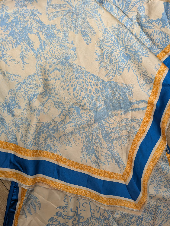 Ensemble foulard imprimé. photo détail colorie bleu ciel