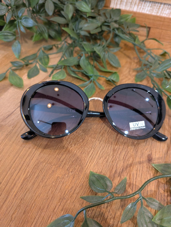 Lunettes de soleil ovales en acétate . colorie noir.