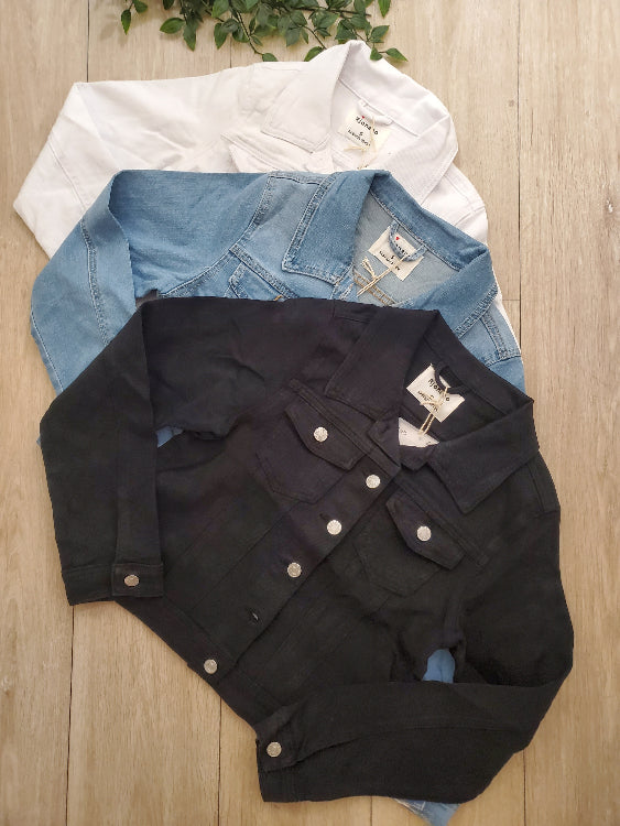 Veste en jean . photo a plat. colorie Noir, bleu, blanc