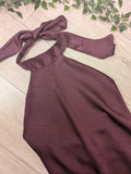 Robe longue en satin col montant . photo détail colorie bordeau.