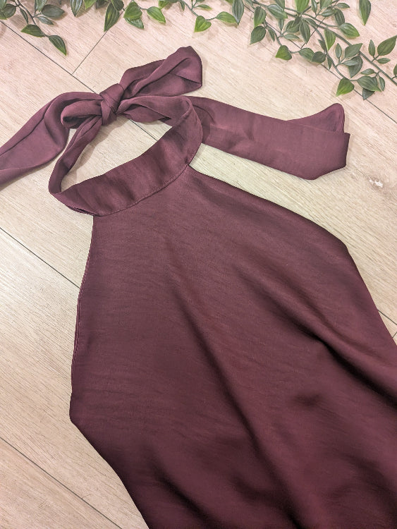 Robe longue en satin col montant . photo détail colorie bordeau.