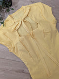 Robe courte décolleté carré noué. colorie jaune.