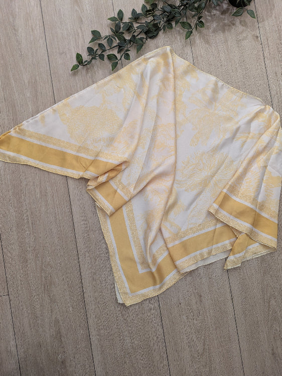 Top foulard imprimé léopard. colorie jaune photo a plat. 