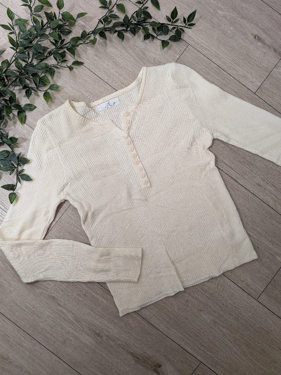 Pull fin à petits boutons. Photo a plat colorie Beige