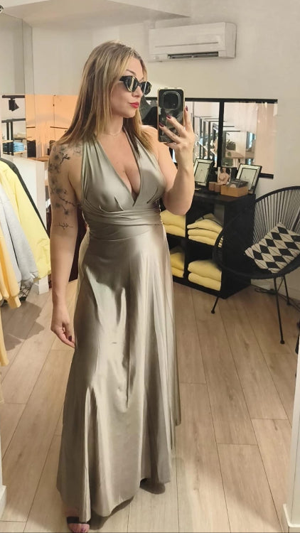 Robe longue en satin drapé colorie taupe. 
