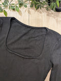 T-shirt manches longue a col carré. photo détail colorie noir.